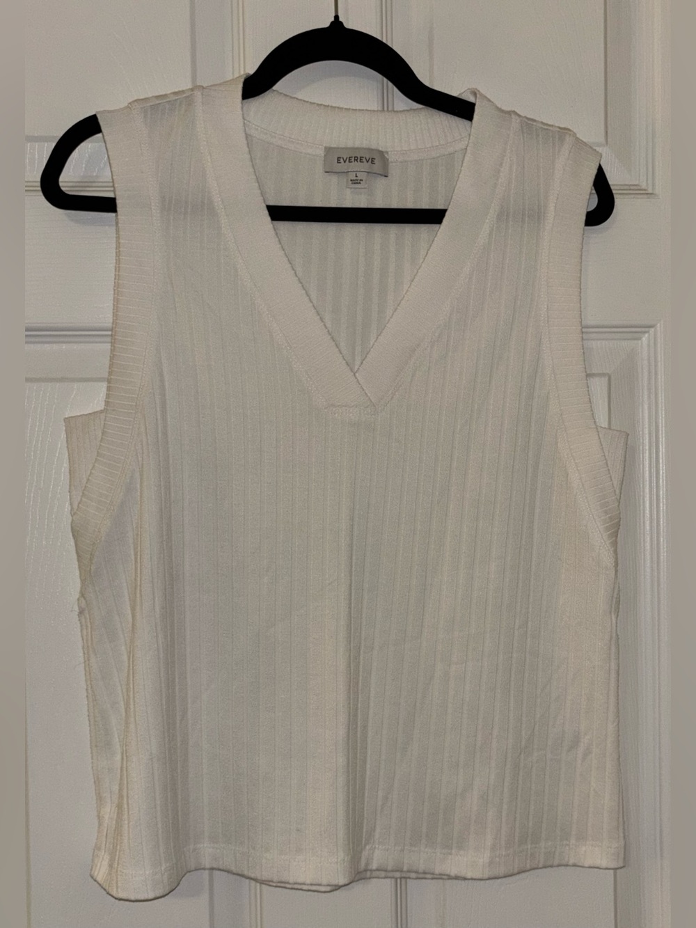 Evereve White Ribbed Knit Sleeveless V‑Neck Top